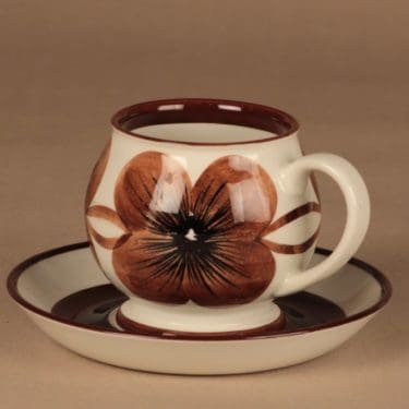 Arabia TH/5 kaakaomuki ja lautanen, käsinmaalattu, suunnittelija Esteri Tomula, käsinmaalattu, 60 cl, signeerattu, kukka