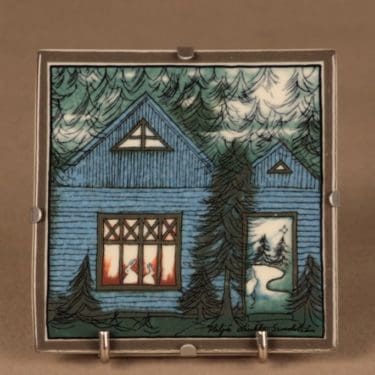 Arabia seinälaatta, Sininen onnen talo, suunnittelija Heljä Liukko-Sundström, Sininen onnen talo, talo, pupu, jänis