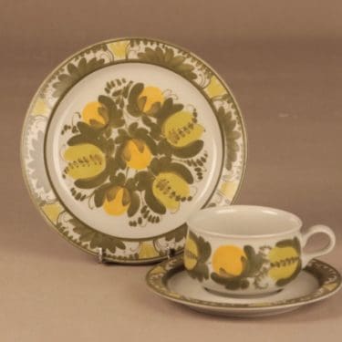 Arabia PW teekuppi ja lautaset (2), käsinmaalattu, suunnittelija Raija Uosikkinen, käsinmaalattu, signeerattu