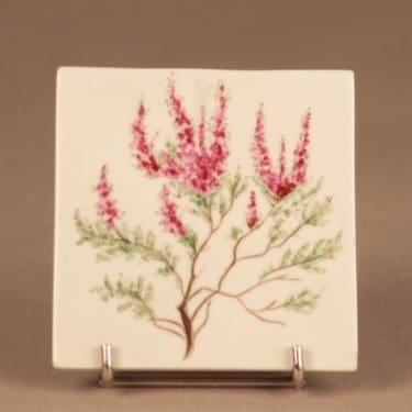 Arabia Kanerva koristelaatta, Calluna Vulgaris, suunnittelija Svea Granlund, Calluna Vulgaris, käsinmaalattu, kukka