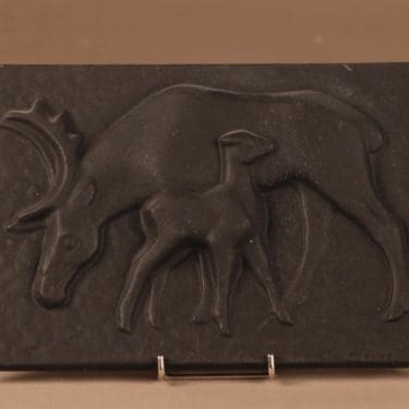 Högfors seinäkoriste, Poroemo ja vasa, suunnittelija Helvi Hyvärinen, Poroemo ja vasa