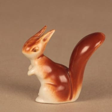 Arabia figuuri, orava, suunnittelija Raili Eerola, orava, käsinmaalattu