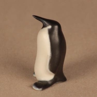 Arabia figuuri, pingviini, suunnittelija Raili Eerola, pingviini, käsinmaalattu