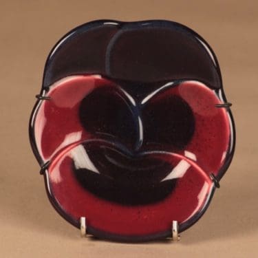 Arabia taidekeramiikkalautanen, Violetta, suunnittelija Birger Kaipiainen, Violetta, orvokki