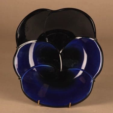 Arabia taidekeramiikkalautanen, Viola, suunnittelija Birger Kaipiainen, Viola, orvokki