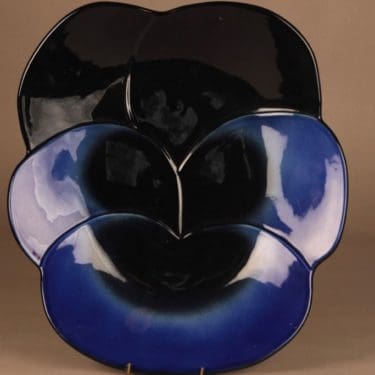 Arabia taidekeramiikkalautanen, Viola, suunnittelija Birger Kaipiainen, Viola, orvokki