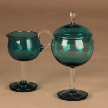 Riihimäen lasi Harlekiini sokerikko ja kermakko, turkoosi, suunnittelija Nanny Still, jalallinen