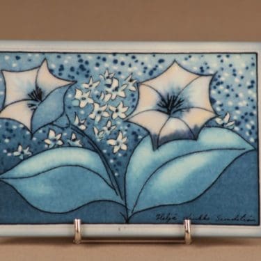 Arabia HLS seinälaatta, Onnelliset, suunnittelija Heljä Liukko-Sundström, Onnelliset, kukka