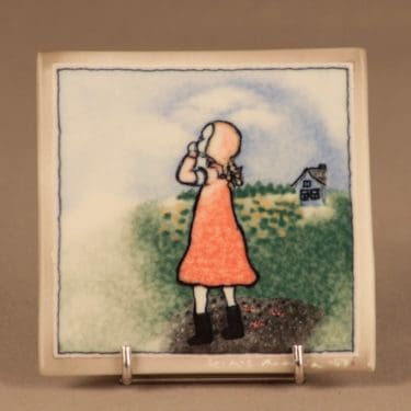 Arabia HLS seinälaatta, Mari, suunnittelija Heljä Liukko-Sundström, Mari, tyttö, talo