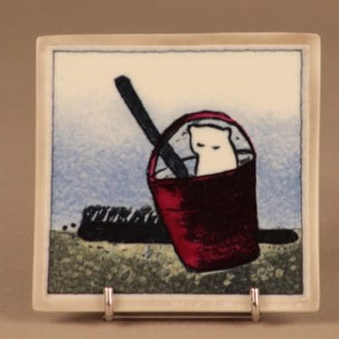 Arabia HLS seinälaatta, Leikit odottavat, suunnittelija Heljä Liukko-Sundström, Leikit odottavat, kissa