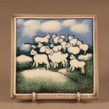 Arabia HLS seinälaatta, Pilvilampaat, suunnittelija Heljä Liukko-Sundström, Pilvilampaat, lammas, pilvi