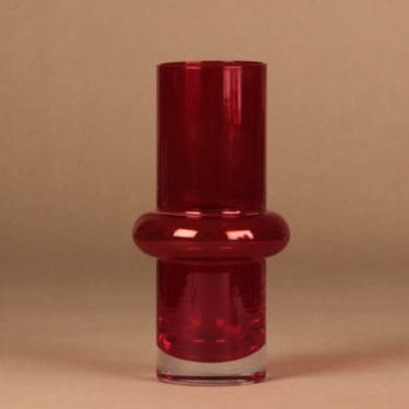 Riihimäen lasi 1562 maljakko, punainen, suunnittelija Tamara Aladin,