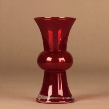 Riihimäen lasi maljakko, punainen, suunnittelija ,