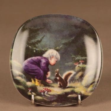 Arabia Sydänystävä wall plate Squirrel designer Sussi Anna Åberg