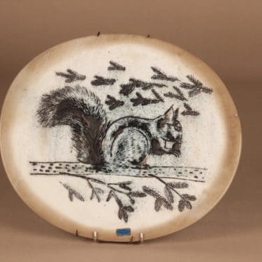 Nuutajärvi Fauna Fennica koristelautanen, ruskea, tummanharmaa, suunnittelija Oiva Toikka,