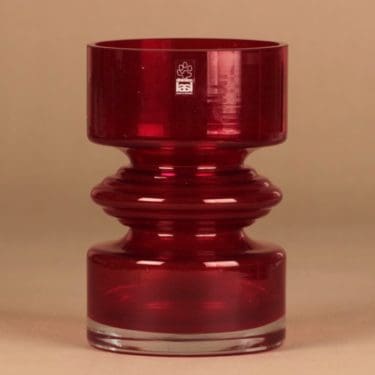 Riihimäen lasi Tiimalasi maljakko, punainen, suunnittelija Nanny Still,