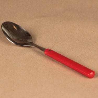 Hackman Hackminna lusikka, punainen, teräs, suunnittelija Ahti Majuri,