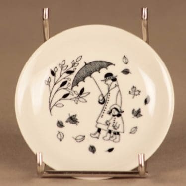 Arabia Harraste koristelautanen, “Syksyn tuulessa”, suunnittelija Raija Uosikkinen, “Puutarhuri”