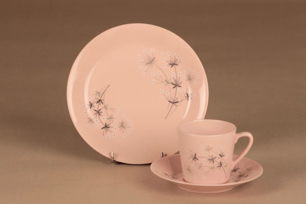 Arabia Lumikukka kahvikuppi ja lautaset(2), vaaleanpunainen, suunnittelija Raija Uosikkinen,