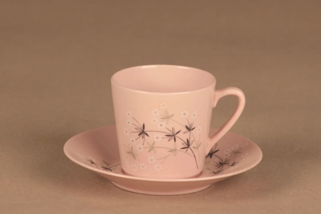 Arabia Lumikukka kahvikuppi ja lautaset(2), vaaleanpunainen, suunnittelija Raija Uosikkinen, kuva 2