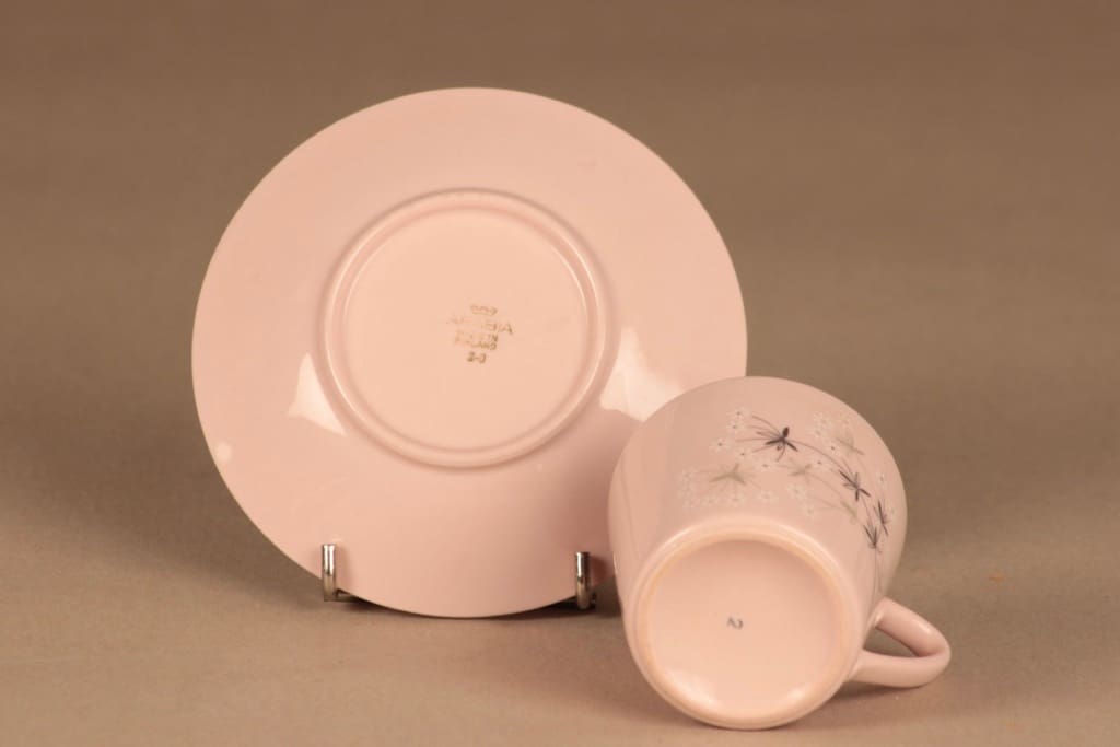 Arabia Lumikukka kahvikuppi ja lautaset(2), vaaleanpunainen, suunnittelija Raija Uosikkinen, kuva 4