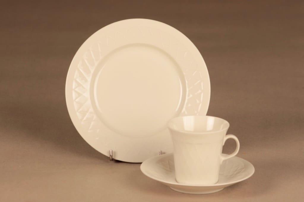 Arabia LE kahvikuppi ja lautaset(2), valkoinen, suunnittelija , salmiakki, kohokuvio, moderni