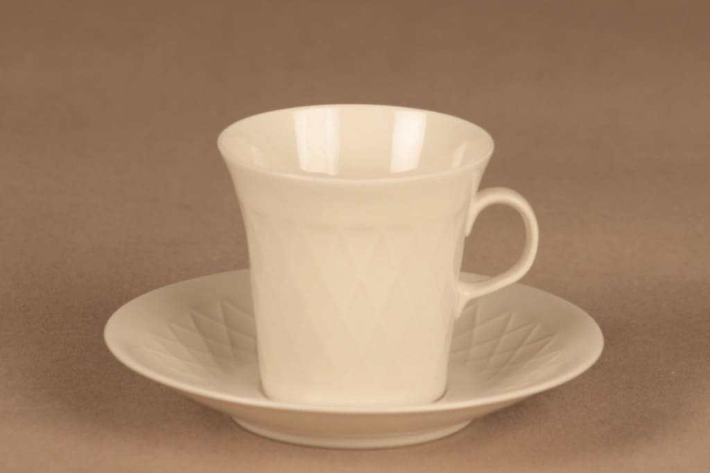 Arabia LE kahvikuppi ja lautaset(2), valkoinen, suunnittelija , salmiakki, kohokuvio, moderni kuva 2