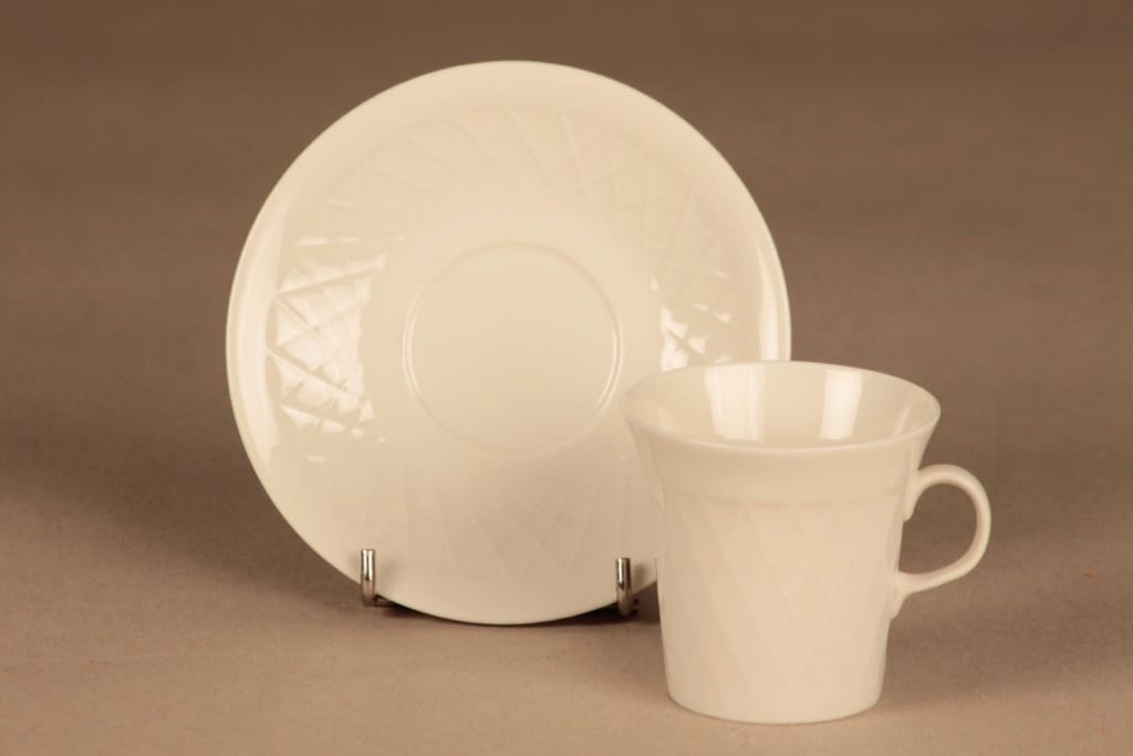 Arabia LE kahvikuppi ja lautaset(2), valkoinen, suunnittelija , salmiakki, kohokuvio, moderni kuva 3