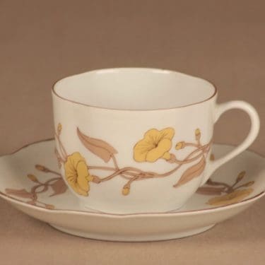 Arabia Karoliina kahvikuppi, keltainen, suunnittelija Raija Uosikkinen, kukka, serikuva