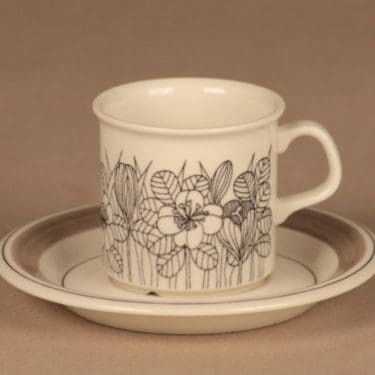 Arabia Krokus mokkakuppi, musta, harmaa, suunnittelija Esteri Tomula, kukka, serikuva