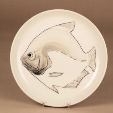 Arabia Kala lautanen, käsinmaalattu, suunnittelija Anja Juurikkala, käsinmaalattu, kala, käsinmaalattu