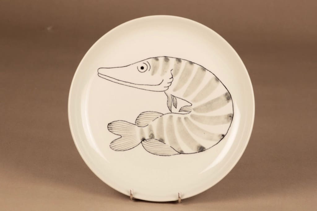 Arabia Kala lautanen, käsinmaalattu, suunnittelija Anja Juurikkala, käsinmaalattu, kala, käsinmaalattu