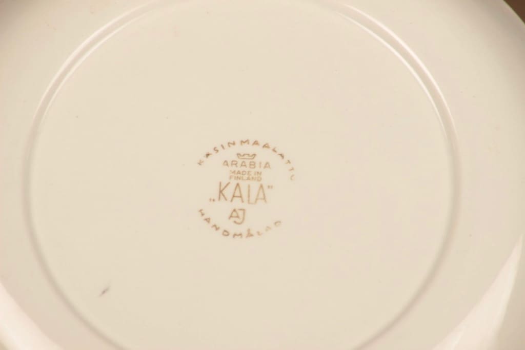 Arabia Kala lautanen, käsinmaalattu, suunnittelija Anja Juurikkala, käsinmaalattu, kala, käsinmaalattu kuva 2