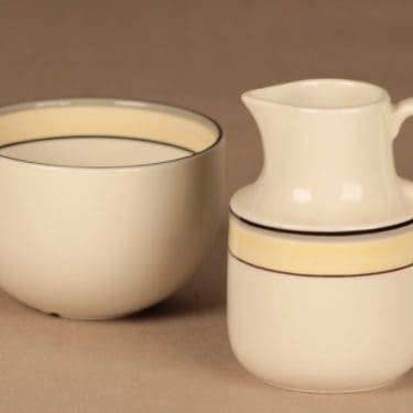 Arabia sokerikko ja kermakko, keltainen, harmaa, musta, suunnittelija Inkeri Leivo, raitakoriste