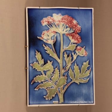 Arabia Karhunputki seinälaatta, käsinmaalattu, suunnittelija Gunvor Olin-Grönqvist, käsinmaalattu, signeerattu