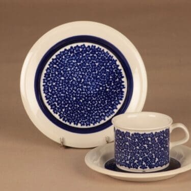 Arabia Faenza sinikukka kahvikuppi ja lautaset(2), sininen, suunnittelija Inkeri Seppälä, serikuva, kukka
