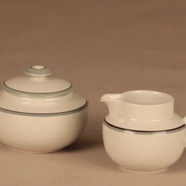 Arabia Airisto sokerikko ja kermakko, valkoinen, harmaa ja musta raita, suunnittelija Inkeri Leivo, raitakoriste