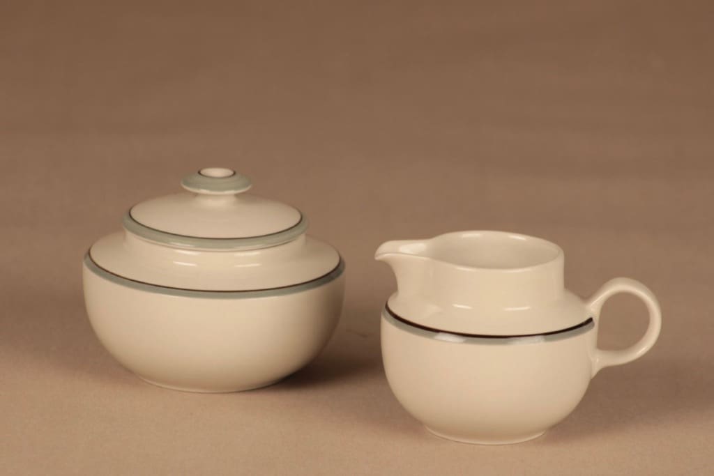 Arabia Airisto sokerikko ja kermakko, valkoinen, harmaa ja musta raita, suunnittelija Inkeri Leivo, raitakoriste