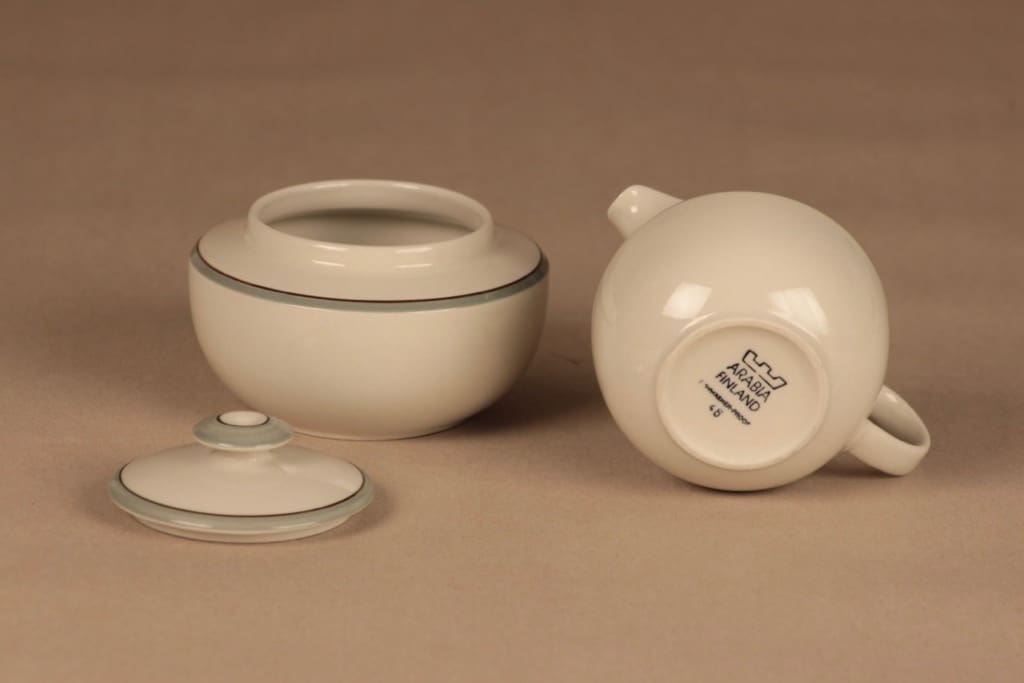 Arabia Airisto sokerikko ja kermakko, valkoinen, harmaa ja musta raita, suunnittelija Inkeri Leivo, raitakoriste kuva 2