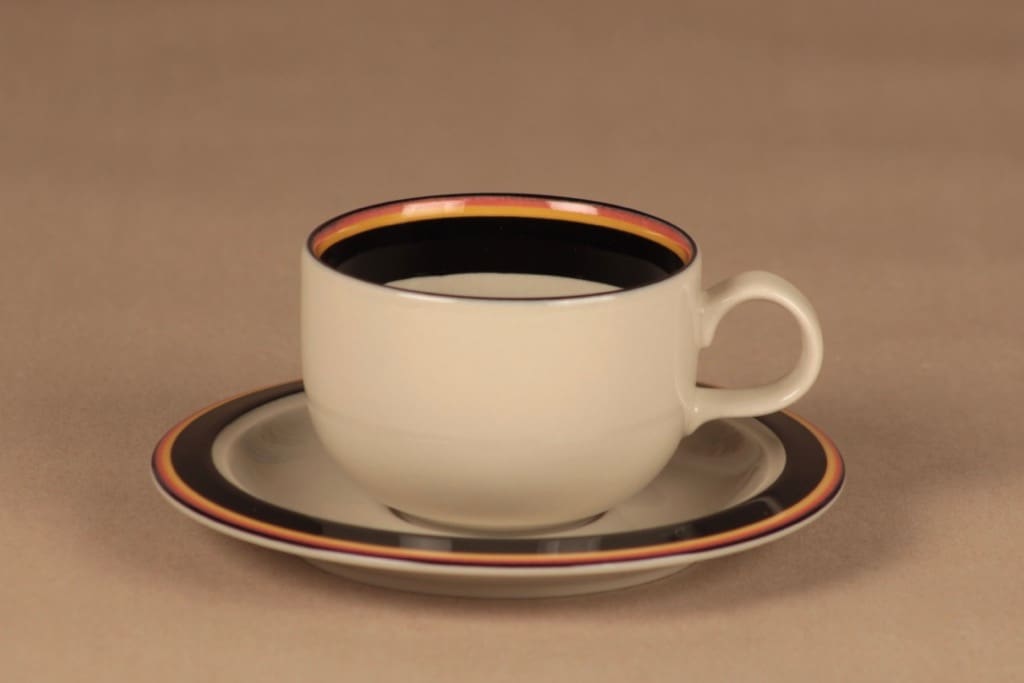 Arabia Reimari teekuppi, valkoinen, musta ja ruskea raita, suunnittelija Inkeri Leivo, raitakoriste