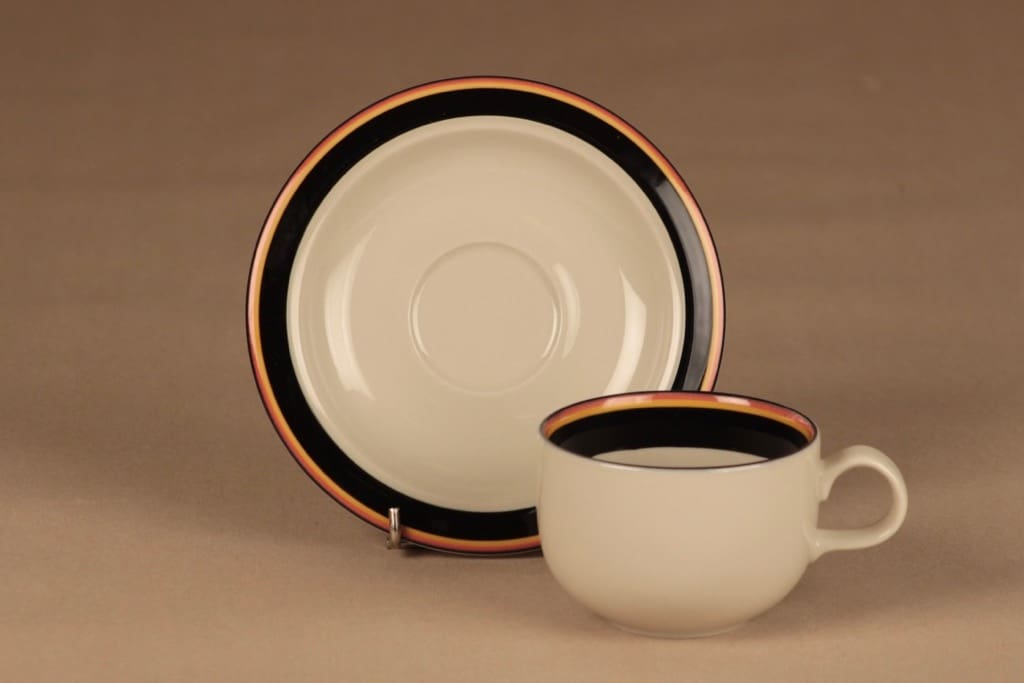 Arabia Reimari teekuppi, valkoinen, musta ja ruskea raita, suunnittelija Inkeri Leivo, raitakoriste kuva 2