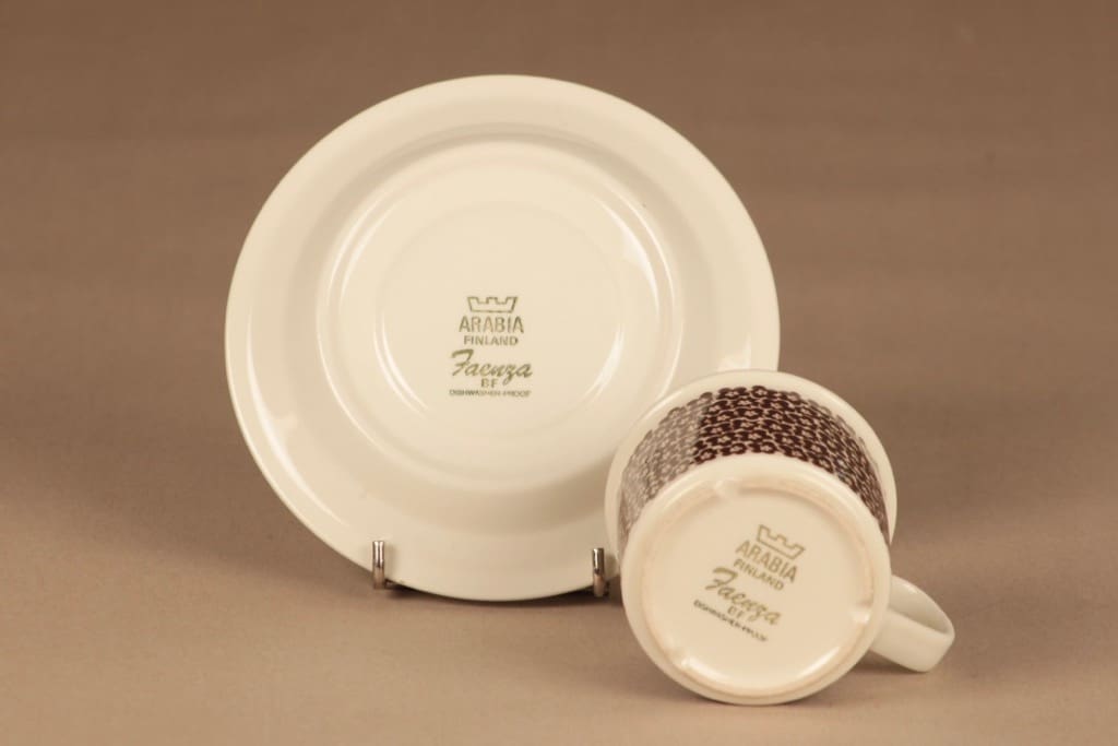 Arabia Faenza ruskeakukka kahvikuppi, ruskea, suunnittelija Inkeri Seppälä, serikuva, kukka kuva 4