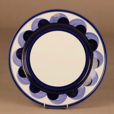 Arabia Paju lautanen, käsinmaalattu, suunnittelija Anja Jaatinen-Winquist, käsinmaalattu, signeerattu