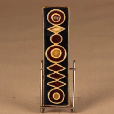 Arabia AH seinäkoriste, käsinmaalattu, suunnittelija Annikki Hovisaari, käsinmaalattu, geometria