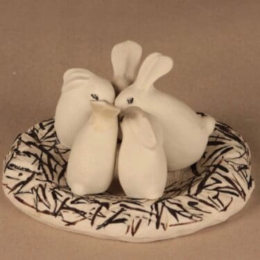 Arabia Puput pesässä veistos suunnittelija Heljä Liukko-Sundström