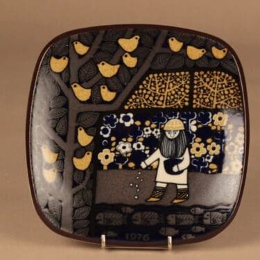 Arabia Kalevala vuosilautanen, 1976, suunnittelija Raija Uosikkinen, 1976