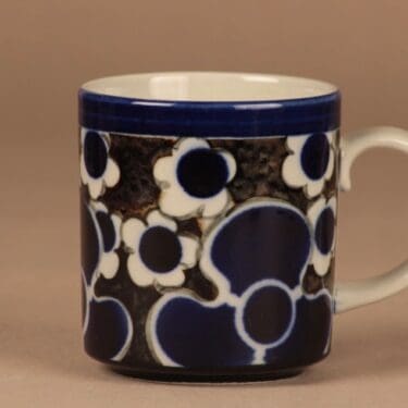 Arabia Saara muki, sininen, ruskea, suunnittelija Anja Jaatinen-Winquist,