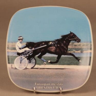 Arabia Suomen Hippos Vuosilautanen 1990, Ori Friendly Face, suunnittelija , Ori Friendly Face, hevosaihe, tilaustyö, numeroitu