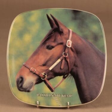 Arabia Suomen Hippos Vuosilautanen 2004, Tamma Passionate Kemp, suunnittelija , Tamma Passionate Kemp, hevosaihe, tilaustyö, numeroitu