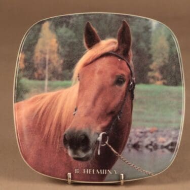 Arabia Suomen Hippos Vuosilautanen 2006, Tamma B.Helmiina, suunnittelija , Tamma B.Helmiina, hevosaihe, tilaustyö, numeroitu